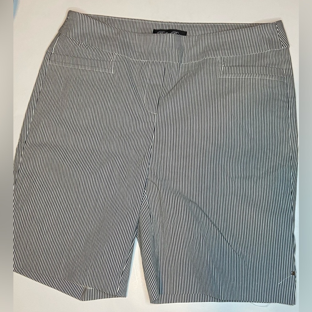 Bella Rose Pull on Pinstripe Walking shorts.Gray/White stripes. Size 12.